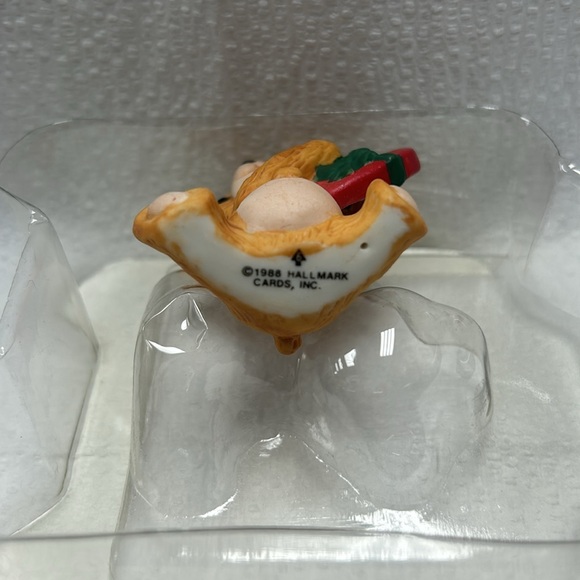 1988 Hallmark Keepsake Ornament Cinnamon Bear.(6th in the Porcelain Bear Series) - Picture 6 of 8